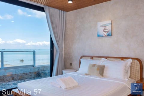 Bed, Natural landscape, Photo of the whole room, Bedroom, Sea view