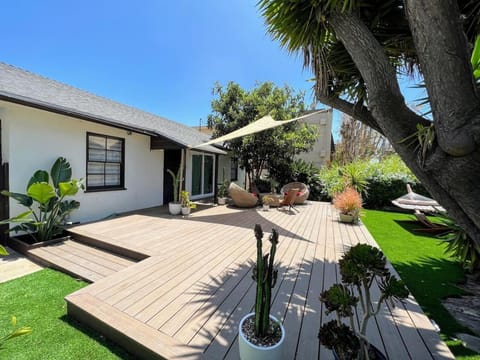 Property building, Patio, Day, Garden, Garden view