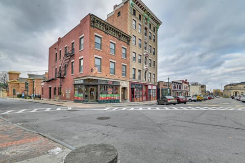 Walk to Proctors Theatre Cozy Downtown Apartment Apartment in Schenectady