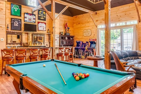 Cape Cod Estate - Pool, Tennis, Game Barn, Sleeps 20 House in East Sandwich