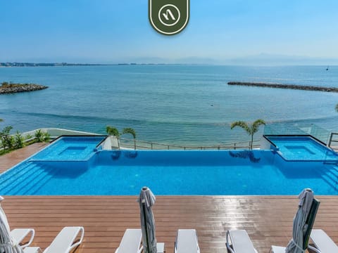 Luxury Oceanfront Condo - Private Jacuzzi Apartment in La Cruz de Huanacaxtle