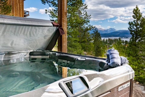 Hot Tub, Lake view, Mountain view