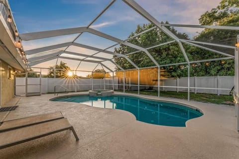 Heated Pool - Near IMG & Beaches - King Bed - 4BR - Family House in Bradenton