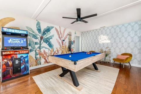 Hot Tub - Mins to Anna Maria - Heated Pool -Arcade for Family House in Bradenton