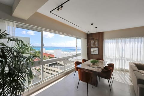 Natural landscape, View (from property/room), Balcony/Terrace, Dining area, Sea view