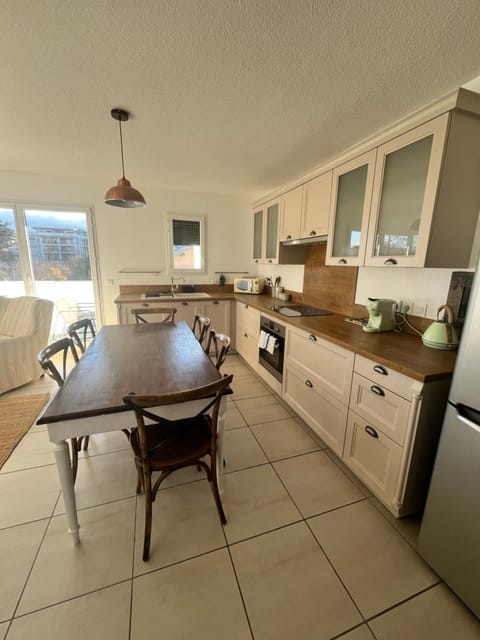 Kitchen or kitchenette, Dining area