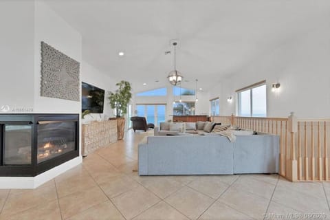 One - BR spacious beach place House in Hollywood Beach