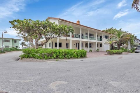 One - BR spacious beach place House in Hollywood Beach