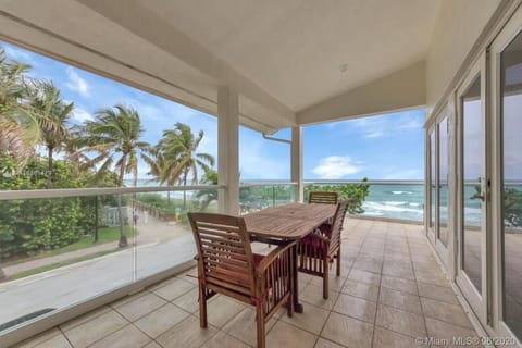 One - BR spacious beach place House in Hollywood Beach