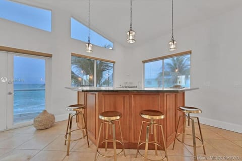 Gorgeous 4-bedroom beach space House in Hollywood Beach