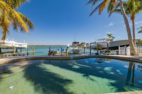 4bd 2ba Waterfront House with Pool, Hot Tub & Boat! House in North Redington Beach