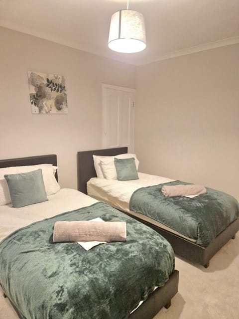 Modern 3-bed Rochester - Contractors, Free Parking, Garden, Sleeps up to 6 guest Casa in Rochester