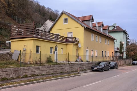 Property building, Day, Neighbourhood, Street view, Parking