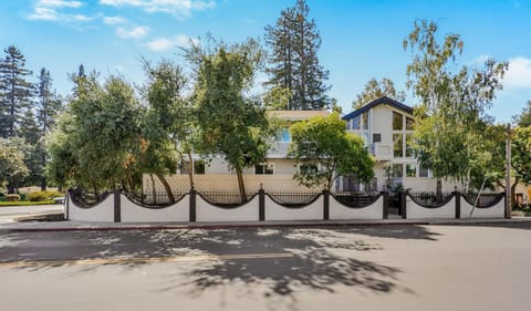 495 - Upscale Home with AC and Patio near Meta and Stanford Apartment in Menlo Park