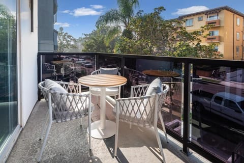 Luxury 2BR Stay Balcony Views and Free Parking Apartment in Beverly Hills