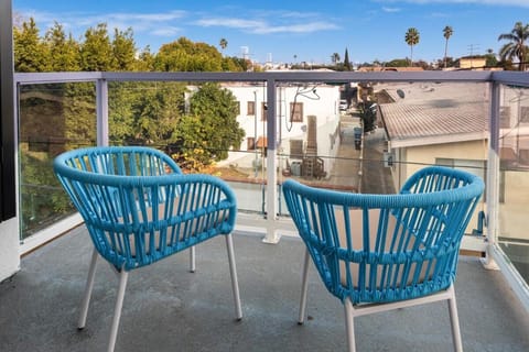 Modern and Chic 2BR Gem with Luxe Finishes, Parking Apartment in Beverly Hills