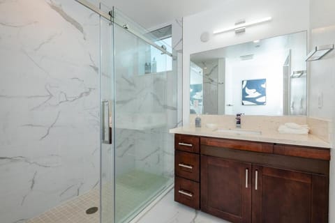 Modern and Chic 2BR Gem with Luxe Finishes, Parking Apartment in Beverly Hills