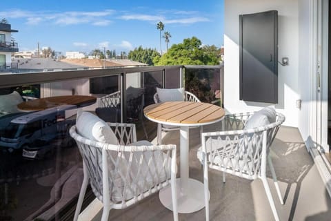 Experience Lavish LA Living Sleek 2BR with Parking Apartment in Beverly Hills