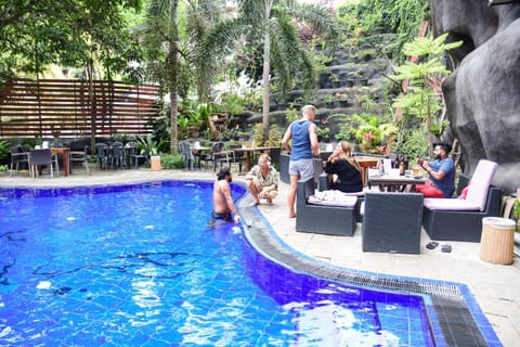 Guests, Swimming pool, group of guests