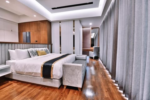 Bed, Seating area, Bedroom, Guests, wardrobe, air conditioner