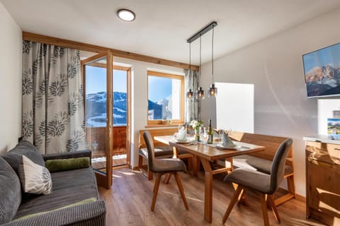 TV and multimedia, Seating area, Dining area
