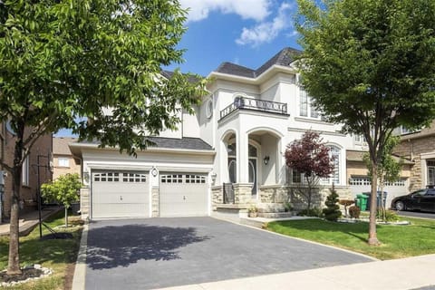 Property building, Day, Neighbourhood, Garden, Garden view, Street view, Parking