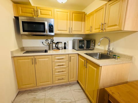 Coffee/tea facilities, Kitchen or kitchenette, oven, pet friendly, stove