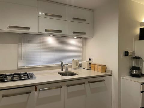 2 bed overlooking the marina, Tower Bridge! House in London Borough of Southwark