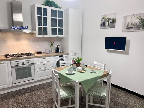 Kitchen or kitchenette, Dining area, oven, stove