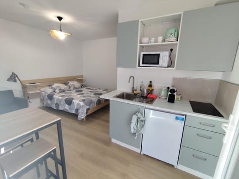 Studio with garden and pool, easy Nîmes access Apartment in Nimes