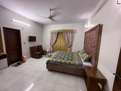 Communal lounge/ TV room, Bed, TV and multimedia, Living room, Seating area, Evening entertainment, Bedroom, wardrobe