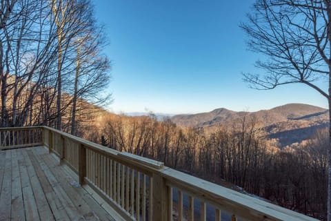 Mountain Views Hot Tub Family Room & Game Room House in Tennessee