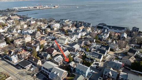 Private Deck Parking Walk to Town Apartment in Provincetown