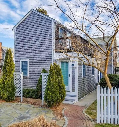 Private Deck Parking Walk to Town Apartment in Provincetown