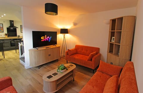 Communal lounge/ TV room, TV and multimedia, Living room, Seating area, Evening entertainment