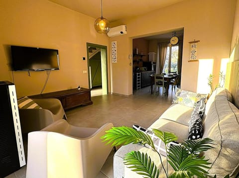 Communal lounge/ TV room, Living room, Seating area, Evening entertainment, air conditioner