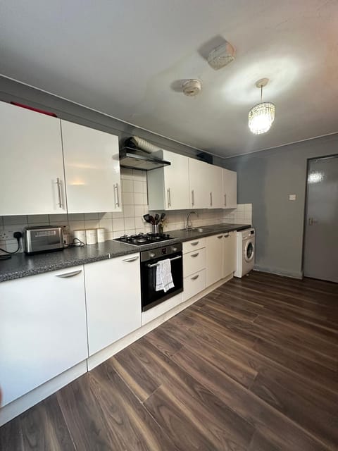 Spacious 4- Bedroom Flat! Kings cross, St Pancras Apartment in London Borough of Islington