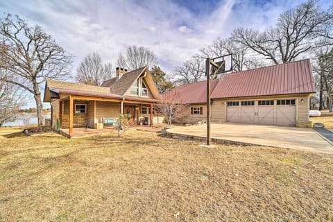 Lakeside Haven with Sandy Beach, Sleeps 12, 3 Bath House in Eufaula