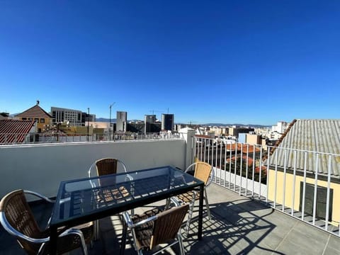 Stunning 2-BR Apartment in The Nook with Lift Access and Prime Central Location Apartment in Gibraltar