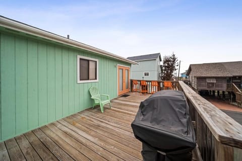 Ocean View, Short Walk to Beach, Free Golf Cart House in Port Aransas