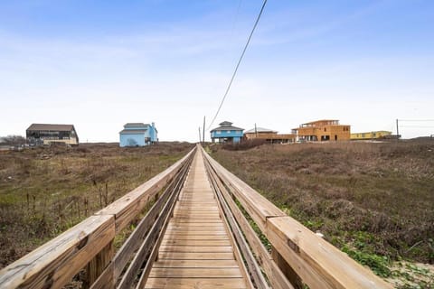 Ocean View, Short Walk to Beach, Free Golf Cart House in Port Aransas