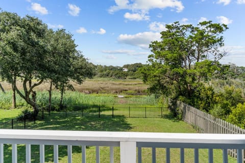 Pet Friendly Home - On the Marsh - Short Walk to Beach House in Oak Island