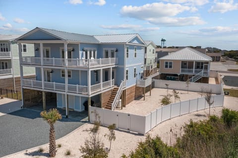 4BR Luxury Home - Close to Beach Access & Dog Friendly! House in Oak Island