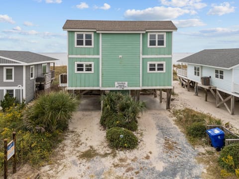 Oceanfront Gem with Stunning Views, Spacious Deck, Outdoor Shower, and Grill House in Oak Island