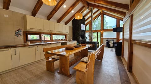 Kitchen or kitchenette, Dining area