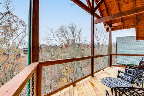 Hot Tub and Spectacular Views Sevierville Cabin House in Sevierville