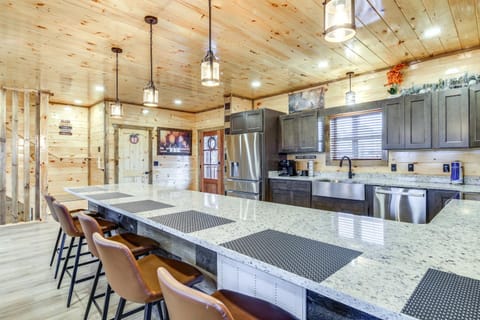 Hot Tub and Spectacular Views Sevierville Cabin House in Sevierville