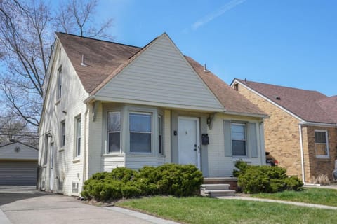 4 Bedroom 2 and a half bath that Sleeps 8 Near it all Ford Telegraph Casa in Dearborn Heights