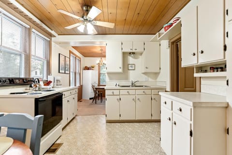 The Bott Cott: Cozy 3-Bedroom Retreat in Grand Haven Casa in Grand Haven