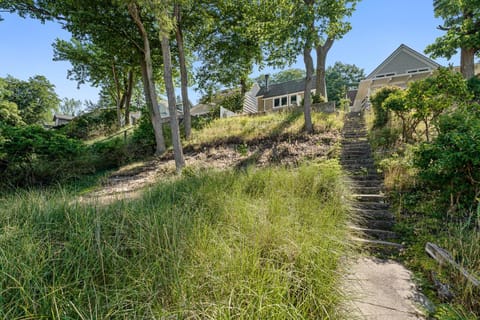 Beautiful Beach Cottage across from Park Maison in Grand Haven